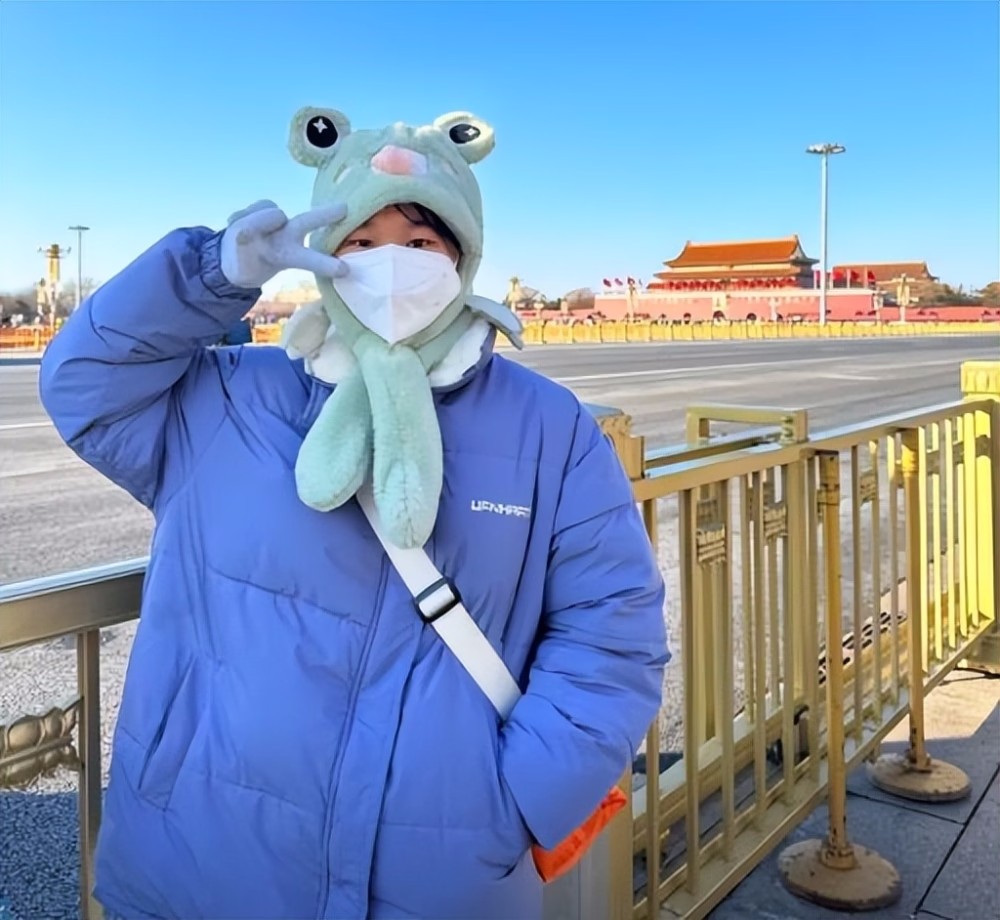快乐的时刻!春节期间,全红成龙在北京迎接她的兄弟姐妹,在天安门广场看升旗很温暖